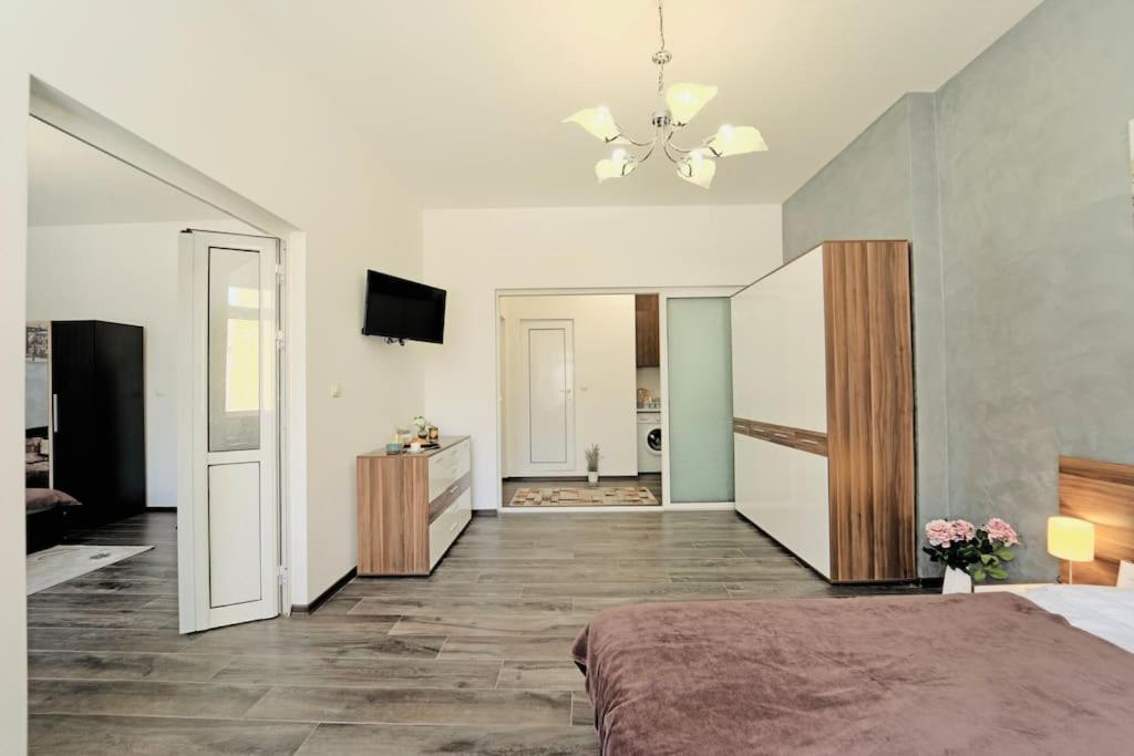 Apartament Cozy 2-bedroom Flat In The Very Center Of *